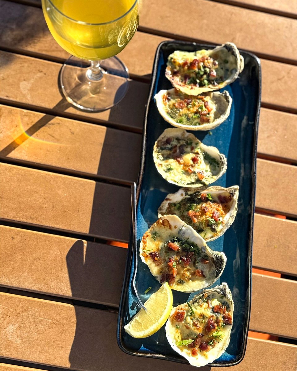 Unwind with a plate of our perfectly prepared Oysters Rockefeller & and refreshing glass of white wine tonight. We promise you'll be glad you did!🦪 #oystersrockefeller #delivery #supportlocalbusiness #visitalx #seafood #patiodining #fishmarket #ubereats #nomnom #grubhub