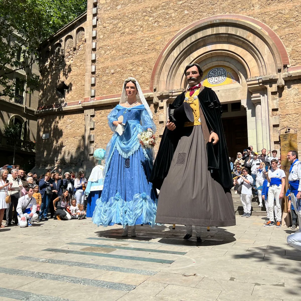 GegantsdeGracia's tweet photo. 1️⃣ mes per nostra Diada, pels volts de #SantIsidre, el cap de setmana de l'11 i 12 de maig!
Per les circumstàncies, canviarem el format, traslladant la cercavila de convidades al dissabte.
Igualment, el diumenge tornarem a realitzar la #BalladaPopular! Participeu-hi!!! 😊😊😊 https://t.co/D6vHc7tCPQ
