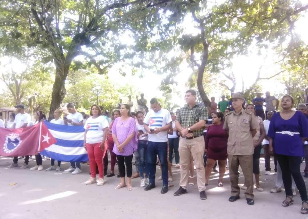 #SomosCubaViva efectuado hoy frente a la sede del PCC en #Jiguaní, Acto municipal por el día del trabajador del PCC, Allí fueron reconocidos Yordanys Charchaval y Yosiris Ortiz, como trabajadores con más de 5 años de trabajo ejemplar en el PCC.
#Jiguani
#ProvinciaGranma