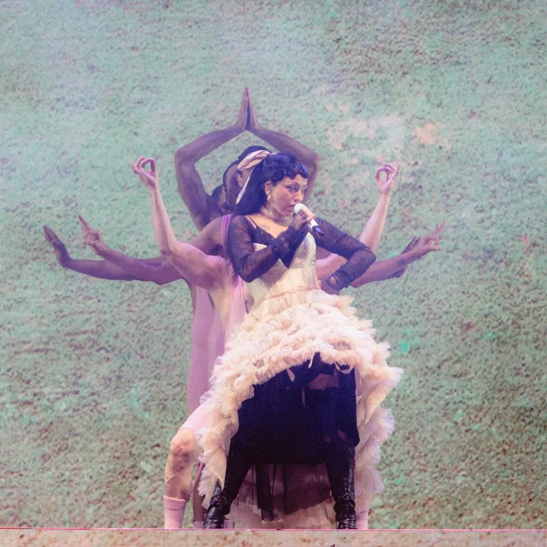 TabascoMon's tweet photo. Amamos esta era #AUTOPOIÉTICA 🖤🤍

#monlaferte #mexico #tabasco https://t.co/WoDviyJNuZ
