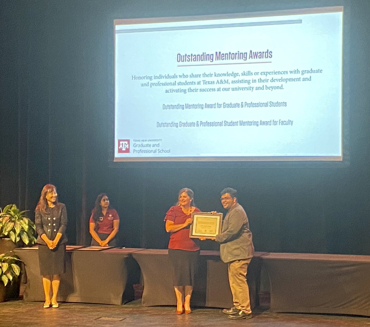 Congratulations to @SarbajitBanerj1 for being recognized for his exceptional mentorship of graduate students! An amazing record.