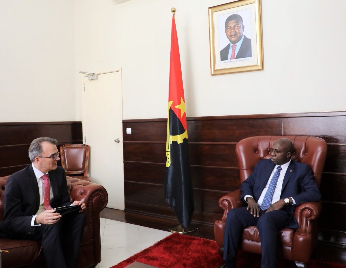 O Ministro Teté Antonio recebeu nesta terça-feira, em Luanda, o Embaixador da Suíça acreditado em Angola, Lukas Gasser. O encontro serviu para o estreitamento das relações bilaterais.