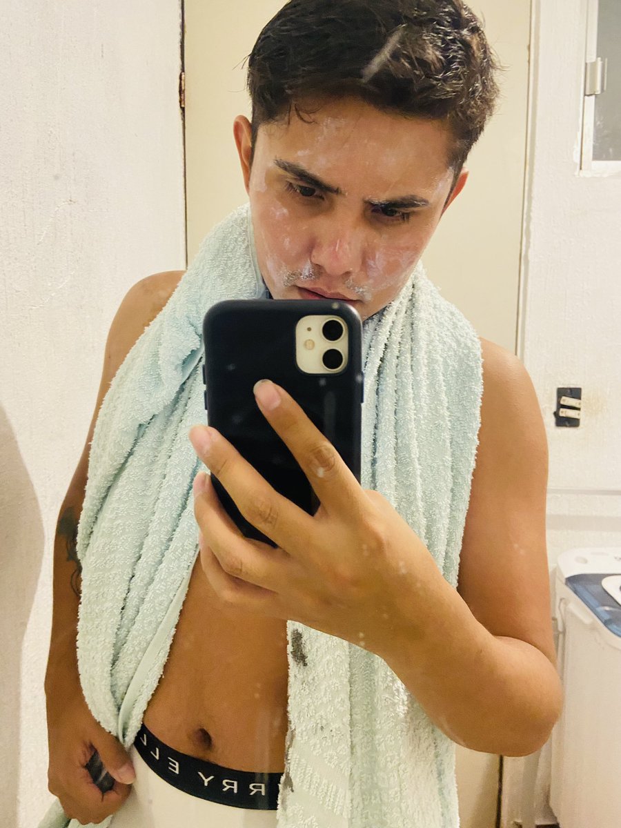 AdrianRedz's tweet photo. De qué creen que sea la mascarilla? 🤤💦 https://t.co/UcRgEZK5Va
