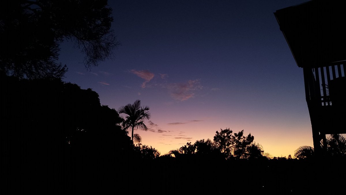 Good morning from #Brisbane. Happy Wednesday 😊 #sunrise #MorningMotivation #goodmorning