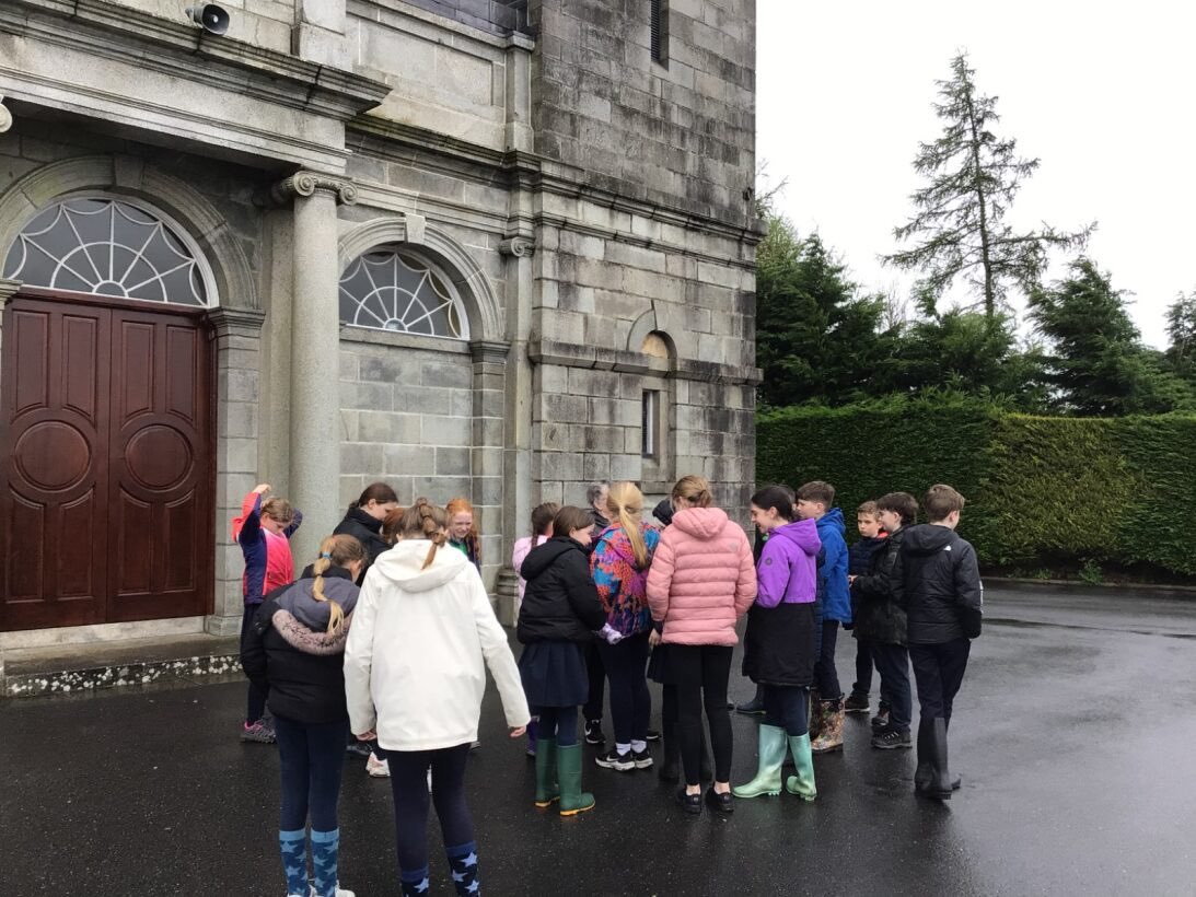 #livinghistory #southarmagh #tour
Primary 7 from Dromintee primary exploring South Armagh.
At the Friends Meeting House, Derrymore house & Act of Union, Under Ballykeel Dolmen, Glassdrummond Church build with the stones of Ravensdale castle.
No place like home & Ard Mhacha Theas!