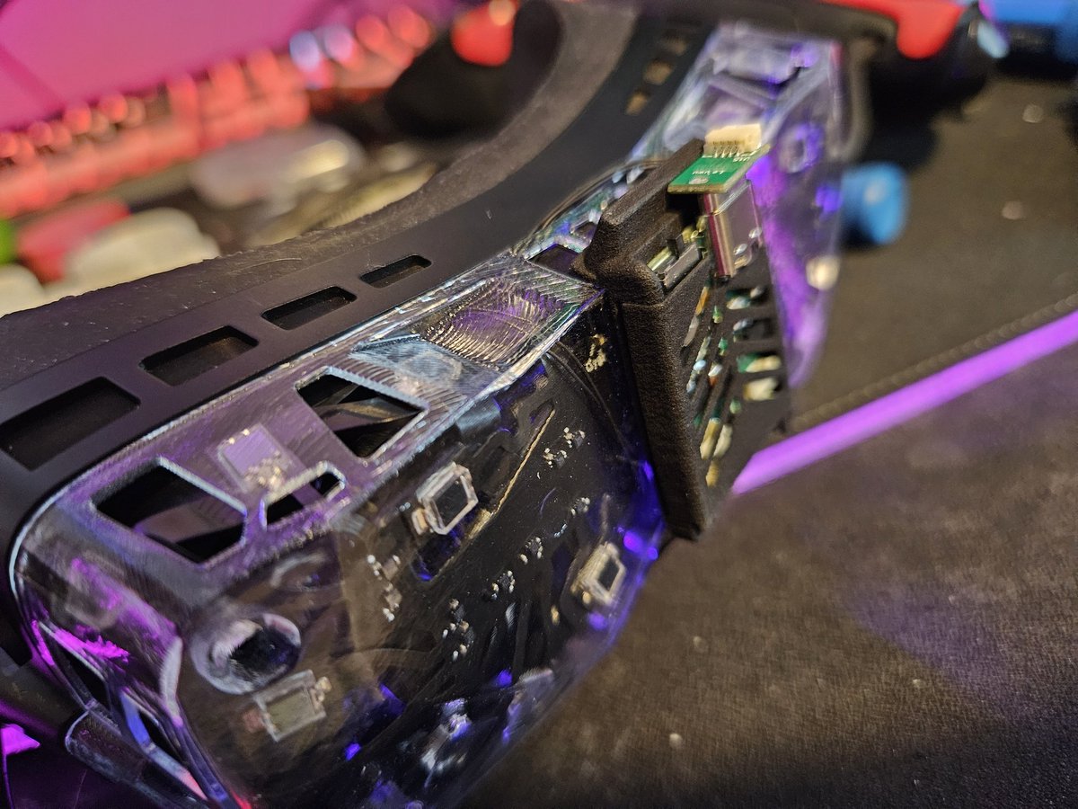 rayne_vr's tweet image. I modded Eyetracking into the @BigscreenVR beyond with as minimal wires showing as possible, using EyeTrackVR.
This is @Lenruii's Beymod V6 and @EchoTheNeko Eyering V8.
(Currently, only the right eye is set up, but I'm waiting for parts for the left)