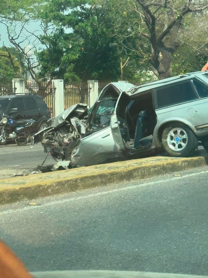 #Aragua #16abr accidente de tránsito en la carretera nacional Cagua - Turmero , cerca de súper líder. Involucrados un Ford fiesta y y una camioneta celebrity. Nos comentan que hay heridos! Autoridades en el sitio! En desarrollo! 3:30pm