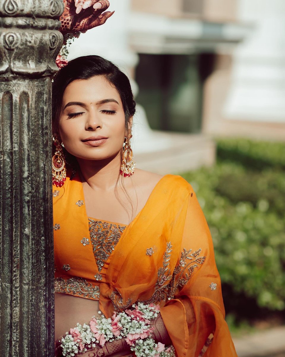 MakersWed's tweet photo. Glam up with Indian saffron #thewedmakers #wedding https://t.co/FypRxDW7Ik