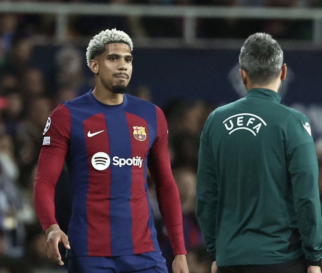 BarcaUniversal's tweet photo. Debate: Thoughts on Ronald Araujo's red card? https://t.co/AW0fTA71er