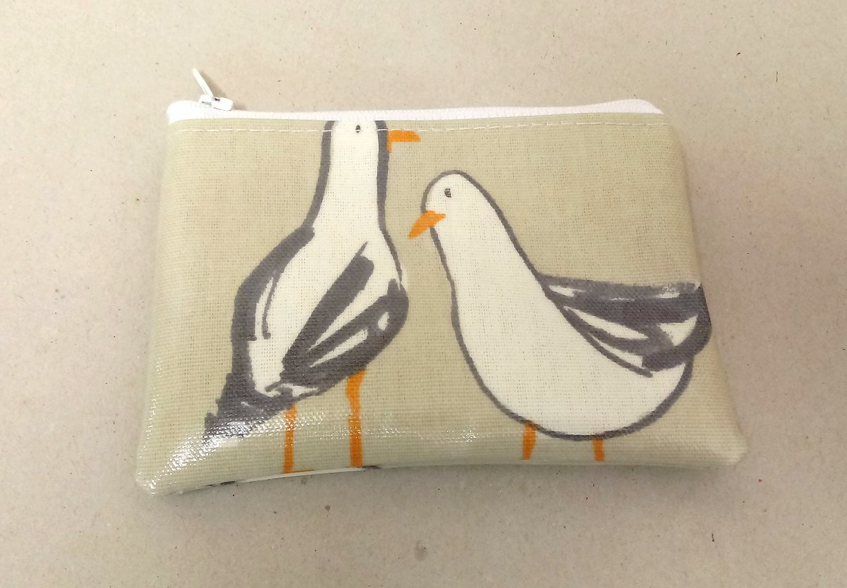 Coin purse in beige oilcloth with a seagull pattern.  Perfect for coins and cards, just added to my shop. #coinpurse #seagulls #handmadeincornwall #newonfolksy #seagullpurse #smallbiz folksy.com/items/8327587-…