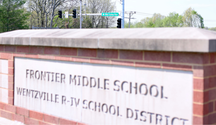 The commute to Frontier Middle just got better! A traffic light is now operational near the entrance of FMS on Highway DD. The District was awarded a MoDOT grant, which helped offset the cost of this addition by about 50%.

Read more: bit.ly/FrontierTraffi…. #WeAreWentzville