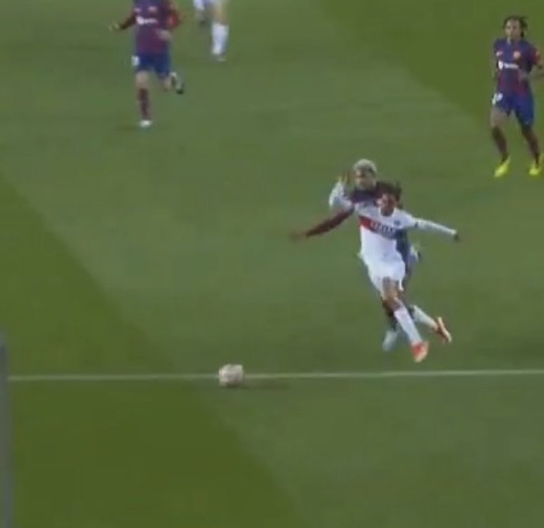 Vettaverso's tweet image. Nos obligan a jugar con las manos atadas a la espalda. 

Roja                                                Sigan, Sigan