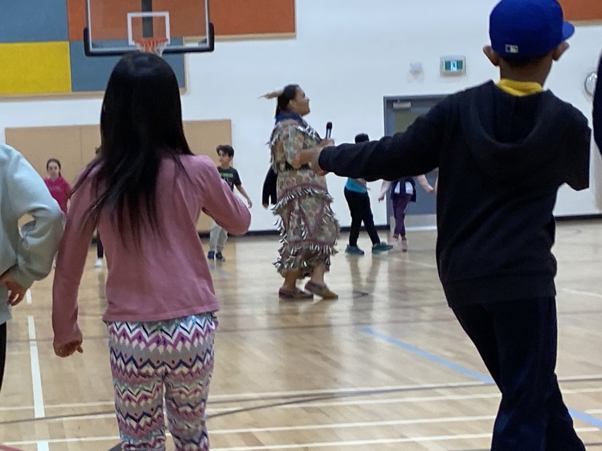 MsMacInClass's tweet image. Students were so engaged today at our session with the informative and talented @MASConline First Nations artist Amanda Fox. @KanataHighlands