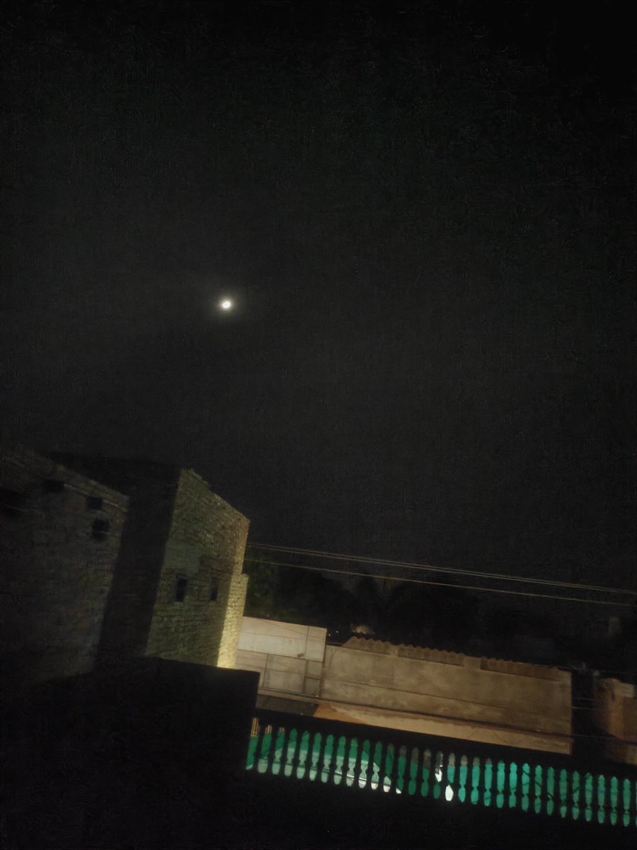 BalochNina's tweet photo. The moon has healing effects for me. No matter how sad I feel It can always gives me joy that I can only feel only by staring at it. I wonder if others have the same feelings.
#moonlovers #NatureBeauty #photography #imsuchalookatthemoonperson https://t.co/HhXdvAHxoS