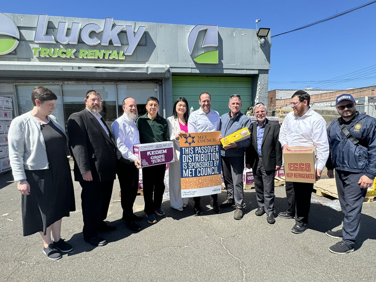 It was great helping @MetCouncil distribute food ahead of Passover to over 400 families today alongside @NYCGreenfield @NYCComptroller @KalmanYegerNYC @RepDanGoldman @BrooklynDA @WilliamColton8!