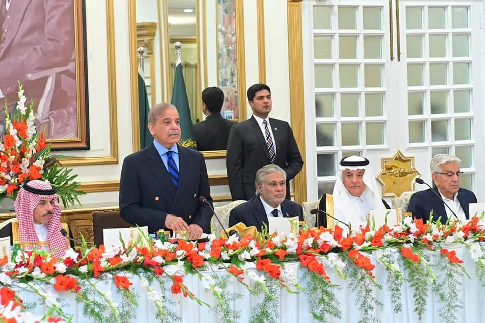 himaliantimes's tweet photo. Islamabad: Prime Minister Muhammad Shehbaz Sharif hosted a banquet in honour of Foreign Minister of the Kingdom of Saudi Arabia, H.H. Prince Faisal bin Farhan Al Saud and the accompanying Saudi delegation.

🇵🇰 🇸🇦 https://t.co/AxaqnKreu7