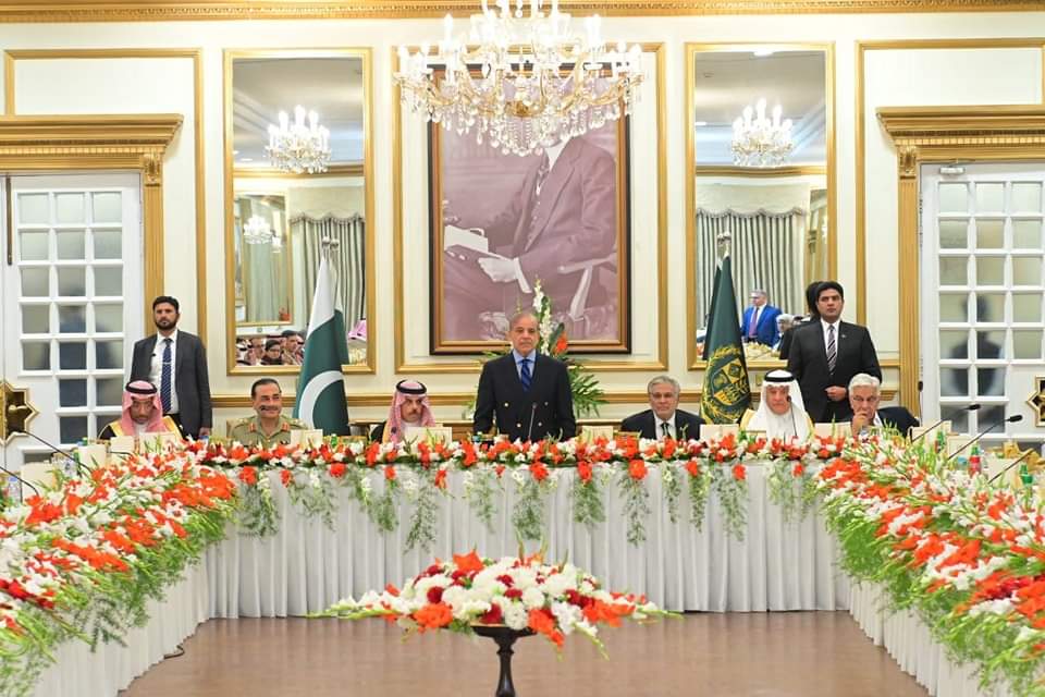 himaliantimes's tweet photo. Islamabad: Prime Minister Muhammad Shehbaz Sharif hosted a banquet in honour of Foreign Minister of the Kingdom of Saudi Arabia, H.H. Prince Faisal bin Farhan Al Saud and the accompanying Saudi delegation.

🇵🇰 🇸🇦 https://t.co/AxaqnKreu7