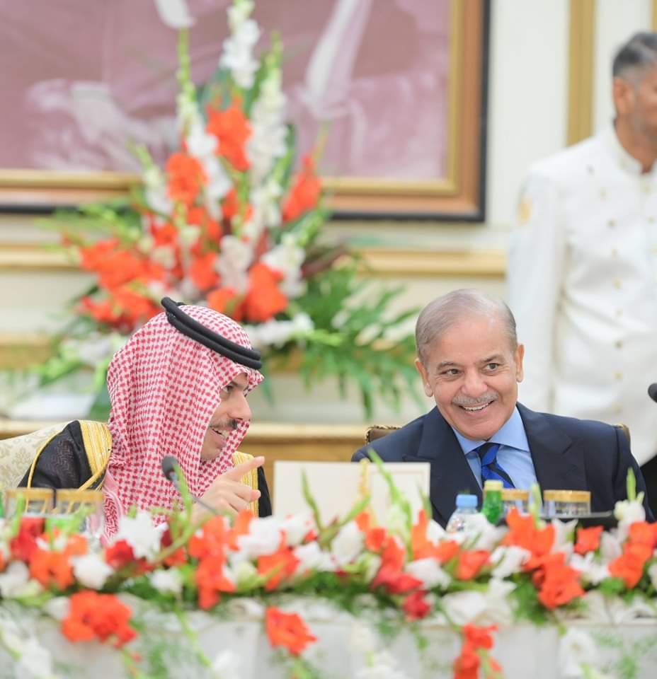 himaliantimes's tweet photo. Islamabad: Prime Minister Muhammad Shehbaz Sharif hosted a banquet in honour of Foreign Minister of the Kingdom of Saudi Arabia, H.H. Prince Faisal bin Farhan Al Saud and the accompanying Saudi delegation.

🇵🇰 🇸🇦 https://t.co/AxaqnKreu7