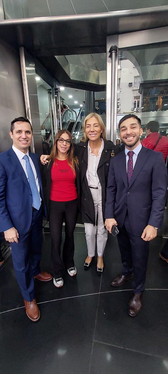 patotrottaok's tweet photo. Recibiendo el cariño de los colegas! Muchas gracias por acercarse a votar! La participación democracia de todos los colegas es muy importante para nuestra profesión https://t.co/vX68yKm2nn