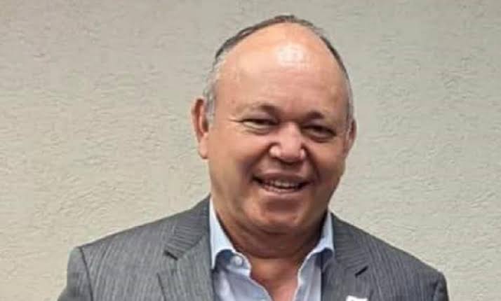 YoAmoaLaCiencia's tweet photo. Muere cachorra de jaguar en Michoacán por negligencia del gobierno.

Una jaguar de escasos meses fue traficada por el crimen organizado y luego rescatada en un operativo por Profepa. 

Sin embargo, la institución la envió al Parque Zoológico Benito Juárez en Morelia donde se acumulan múltiples denuncias ciudadanas por el pésimo estado de los animales. 

El día 1 de abril, el zoológico sufrió por segunda ocasión una inundación de aguas negras y lodo contaminado. 

El incidente afectó directamente a más de 50 animales.

A pesar de los miles de reclamos ciudadanos, Profepa no atendió a tiempo.

El Gobernador Alfredo Ramírez Bedolla tampoco reaccionó. 

Su Secretario del Medio Ambiente de Michoacán, Alejandro Méndez López, nunca realizó el rescate y traslado de los animales a un lugar seguro.

Tampoco las autoridades municipales se salvan. 

El alcalde de Morelia Alfonso Martínez Alcázar, así como Oswaldo Rodríguez Gutiérrez, Director General del Organismo Operador de Agua Potable Alcantarillado y Saneamiento (OOAPAS), nunca dieron mantenimiento a las tuberías que pasan por el zoológico. 

¿Su justificación? Que al tratarse de un predio estatal le corresponde al zoológico.

Llama la atención que ambos incidentes con aguas negras ocurrieron cuando OOAPAS daba “mantenimiento” al ducto de aguas residuales. 

Tanto Martínez Alcázar como Ramírez Bedolla son responsables de esta crisis sanitaria en el zoológico de Morelia. 

El primero por causar esta tragedia. El segundo por omitir el estado de emergencia y la atención inmediata a los animales. 

Las declaraciones del Director del Zoológico Julio César Medina Ávila sobre la muerte de esta jaguar demuestran algo grave. 

No hay recursos suficientes para la valoración veterinaria de cada ejemplar. 

No solo aquellos que quedaron atrapados durante la inundación, sino la población completa que puede resultar enferma por la contaminación cruzada. 

Pasaron días para la atención de este ejemplar, y solo fue cuando ya estaba muy enferma cuando trataron de salvarla. Sin éxito. 

Profepa realizó una simulación de visita donde encontraron todo en orden. 

Y se quedaron esperando resultados de las muestras que tomó el mismo organismo responsable de este incidente. 

Mientras tanto los animales no tienen la atención que requieren. 

Los análisis deben ser individuales, se requieren recursos estatales y que todos los animales estén en cuarentena. 

Para el Gobernador  Ramírez Bedolla esto no es grave, aun cuando ya se están presentando casos de animales enfermos. 

La crisis sanitaria no ha terminado.
