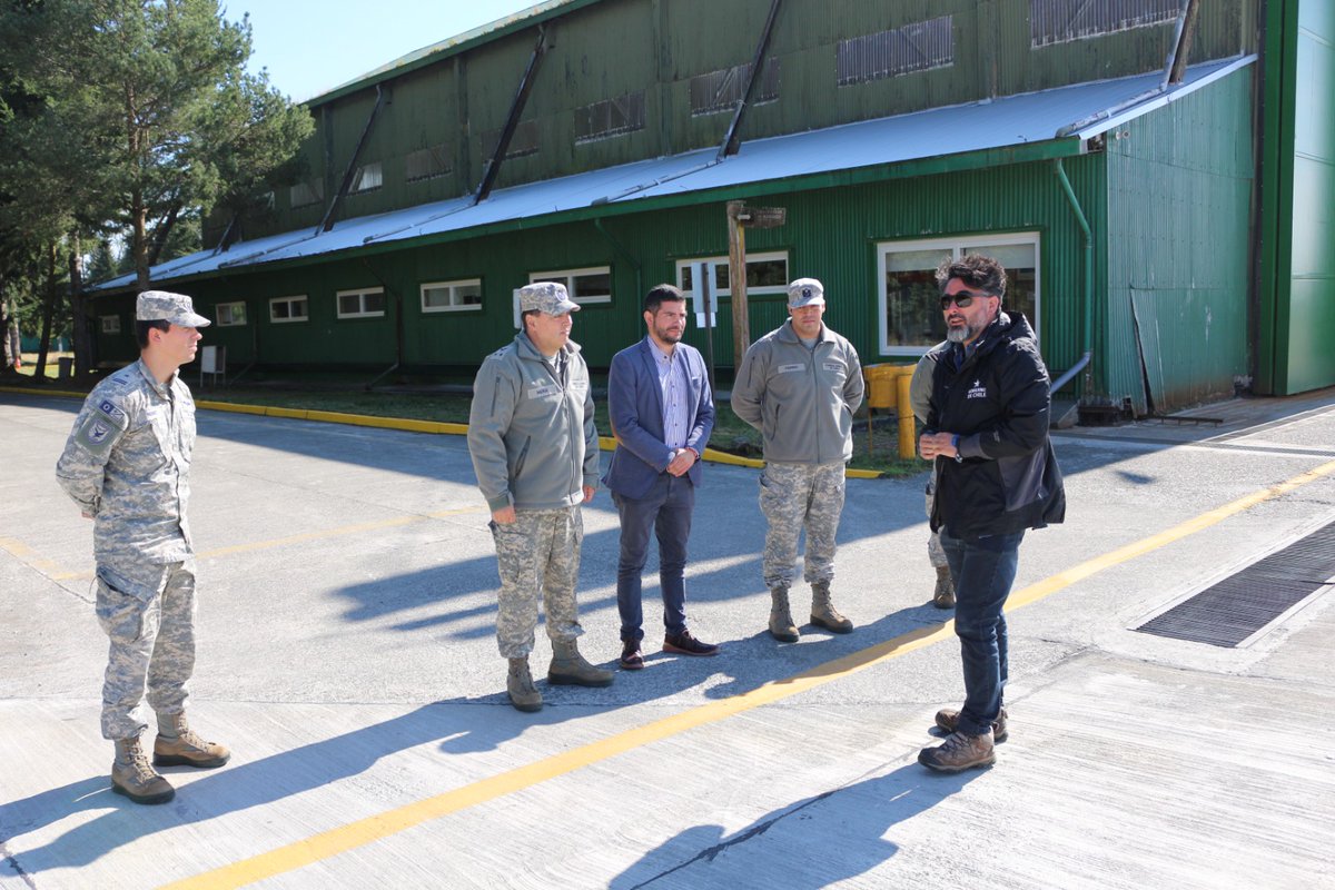 En la Base Aérea El Tepual, Comandante en Jefe de la IIIª Brigada Aérea #FACH recibió al director regional de aeropuertos de la región de #LosLagos, para revisar los trabajos de conservación de la losa, realizadas durante el periodo 2023-2024.