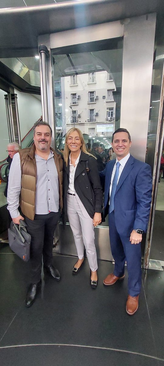 AbogadosdelF's tweet photo. Recibiendo el cariño de los colegas! Muchas gracias por acercarse a votar! La participación democracia de todos los colegas es muy importante para nuestra profesión https://t.co/X1PCIY1NeE