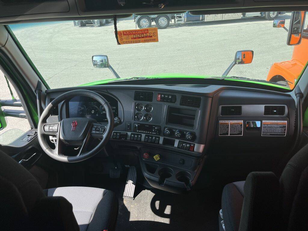 CommercialTruck's tweet photo. Ready to upgrade your fleet? 🚚 Check out this sleek 2024 Kenworth T680! 💥
Details -> https://t.co/BTkUeBJis1
📍 Louisville, KY
💵 $199,800
Make it yours today!
#CommercialTruck #SleeperCab #SemiForSale https://t.co/RXX5aMgLkB