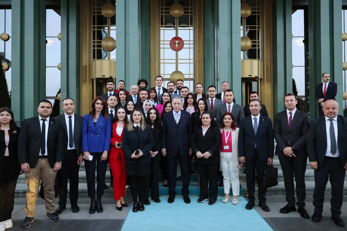 Cumhurbaşkanımız @RTErdogan, Cumhurbaşkanlığı Külliyesinde gerçekleştirilen Kabine Toplantısı sonrası, basın mensuplarıyla sohbet etti.