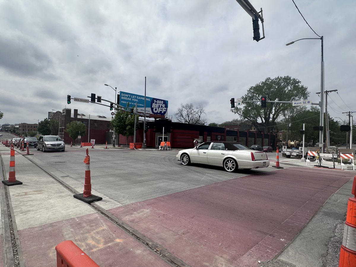 It's more than #kcstreetcar track! New traffic lights will be installed this week at the Main St. & 36th St. intersection. 🚦 KCPD will assist w/ traffic when crews are working. 🚧👷 #BuildKCSC #Ridein2025 @kcstreetcar @KansasCity @RideKCTransit