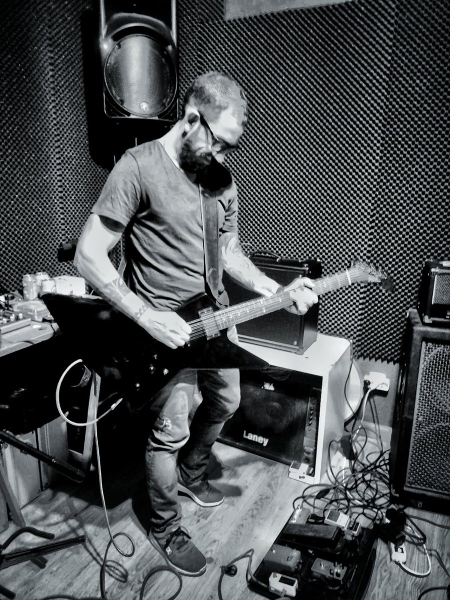 ProblematicsR's tweet image. Peleando con esta guitarra que me han dejado para el ensayo ...
#GoProblematics