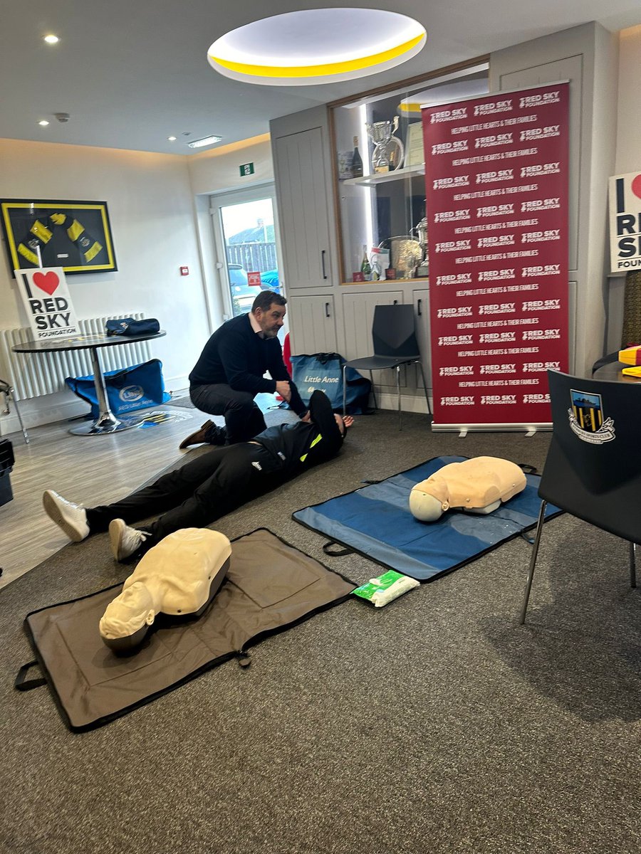 📚 A fantastic in house session on CPR and Basic First Aid tonight for our coaches delivered by @redskycharity. All our coaches found it incredibly interesting and informative. 🐝