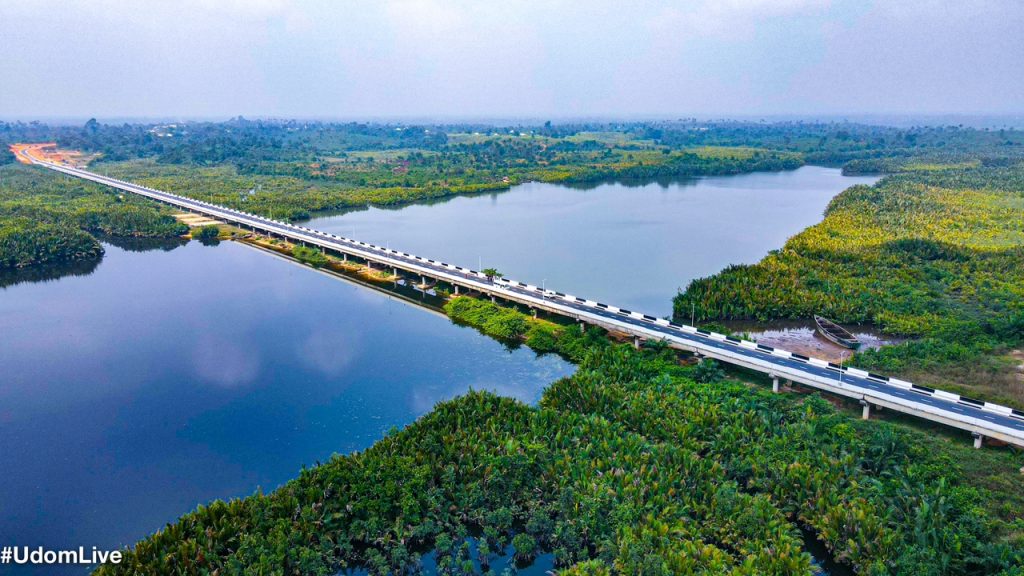 #AkwaIbomTwitter This Afi-Uko Ntighe Bridge along Etebi-Enwang always gives me the buzz when I see it on pictures, aesthetics na 💯. I'll have to one day drive that bridge, and na tinted SUV go make the experience maaad...someone should invite me to a TM in Mbo mbok