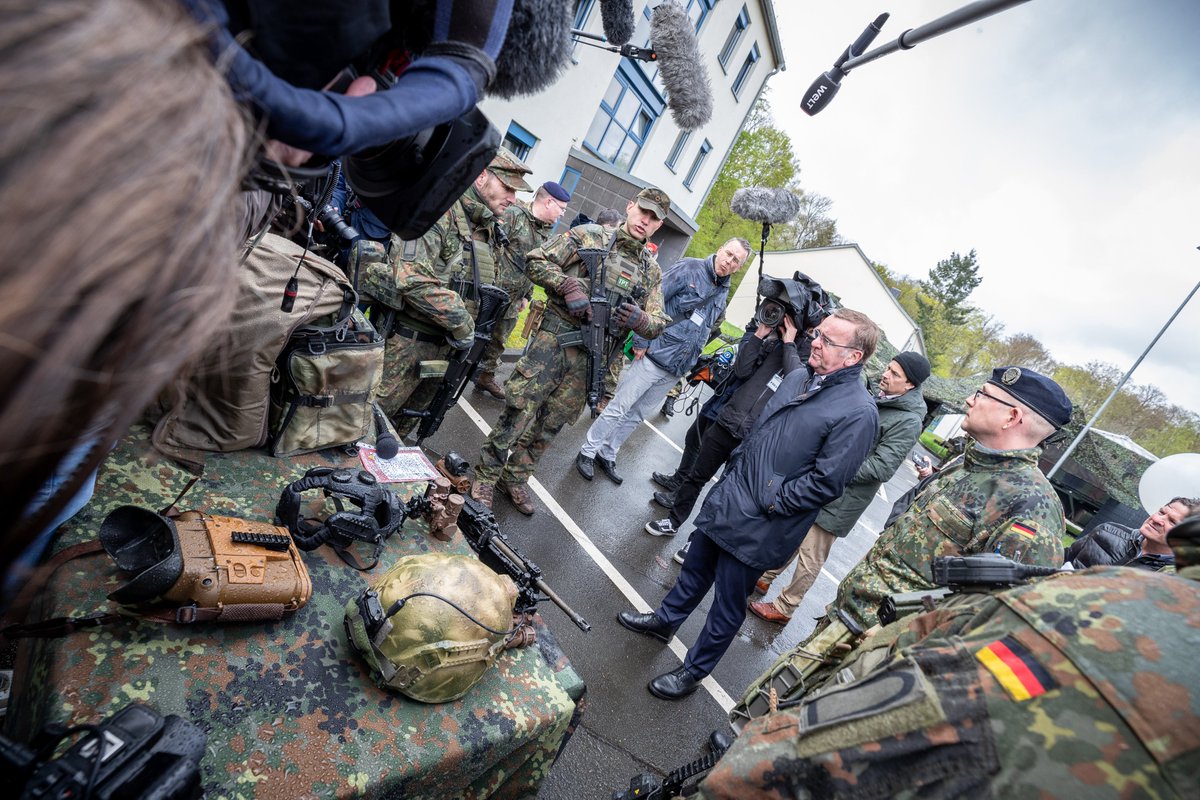 Willkommen im Zentrum Operative Kommunikation der Bundeswehr Minister Pistorius! Das #ZOpKomBw schützt die #Bundeswehr vor Desinformationsaktivitäten und Beeinflussung. Die SoldatInnen in #Mayen liefern damit einen wichtigen Baustein gegen hybride Bedrohungen im Informationsraum.