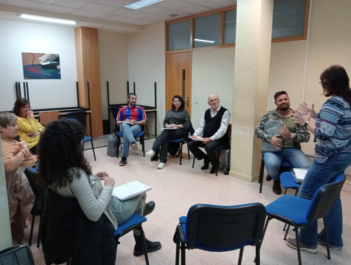 IDFOGirona's tweet photo. Avui #DiaMundialdelaVeu li hem demanat a l'#EnriPérez que iniciï el curs de #Tècniques per #parlar en #públic a #Girona, subvencionat 💯% per @fpo_continua, perquè la veu és la que ens permet  expressar-nos i comunicar-nos. https://t.co/0WDn4PSP4U