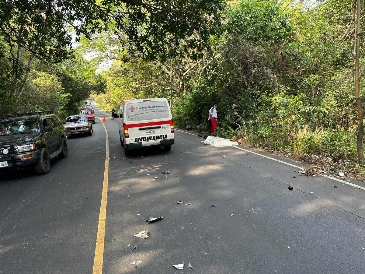 🔴 #AHORA | Una persona muere arrollada en El Asintal, #Retalhuleu (sobre la ruta CA-2 Occidente).

Elementos de @CruzRojaGT_ le brindan atención prehospitalaria durante varios minutos, pero muere por la gravedad de los traumas.

Vía @FCastellanos25 

#Stereo100Noticias