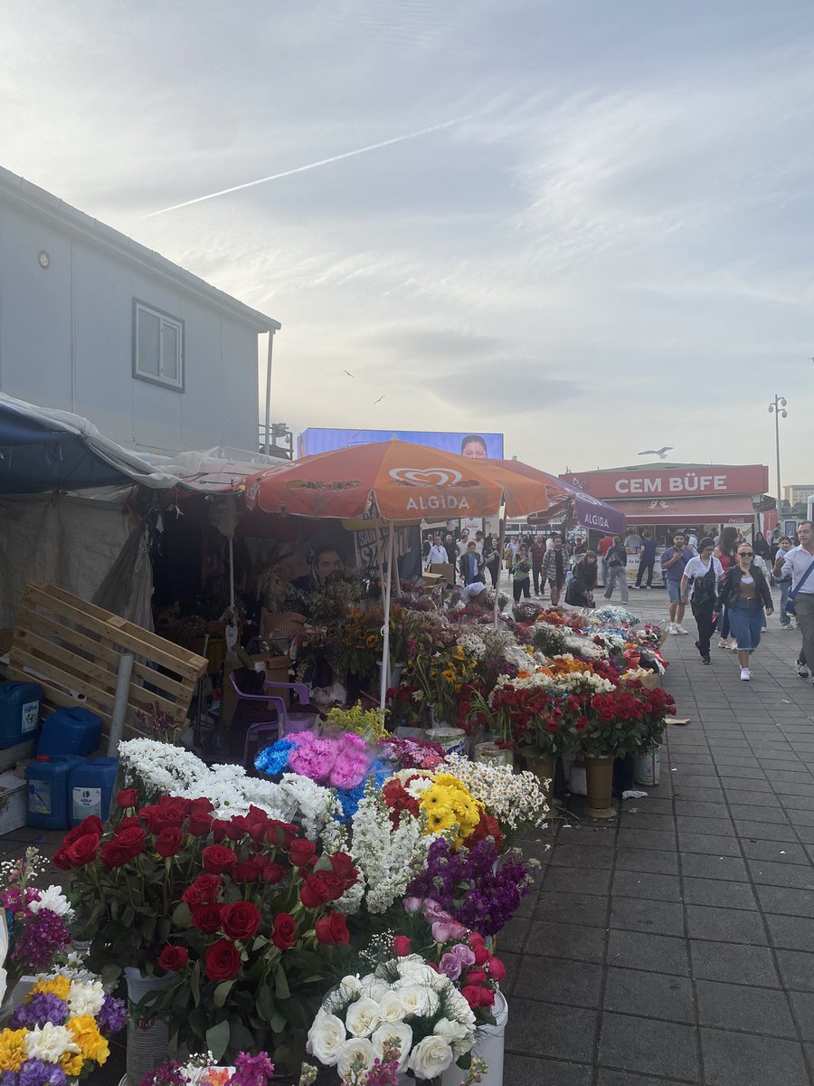 Darısı dünyanın denize açılan en güzel meydanlarından biri olarak tasarlanabilecekken bi an önce yürüyüp geçme hissi veren Kadıköy iskele meydanı düzenlemesine. @kadikoybelediye @mesutkosedagi şu mis çiçekçilerdeki bu yırtık pırtık şemsiyeler de mi gözünüze batmıyor?