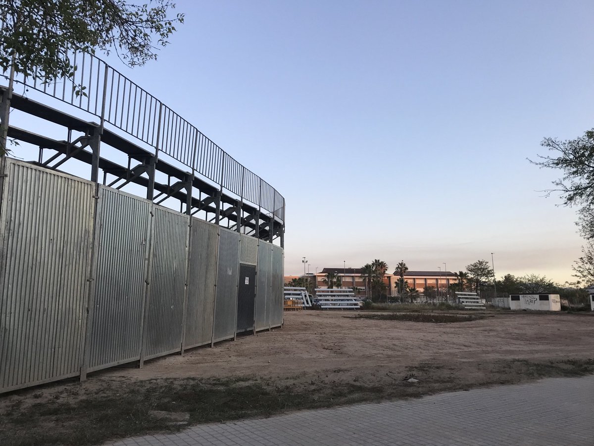 Vicent_Monroig's tweet photo. A 50m de l’@IESMassamagrell han muntat aquest tancat. Diuen que @GVAculturesport @BarreraSimo ha vingut a @Aj_Massamagrell per un tema d’okupes, però jo crec que ha vingut a supervisar la instal·lació. #Cultura i #Educació al #PV contra #Burrera https://t.co/HlJR0BMmOc
