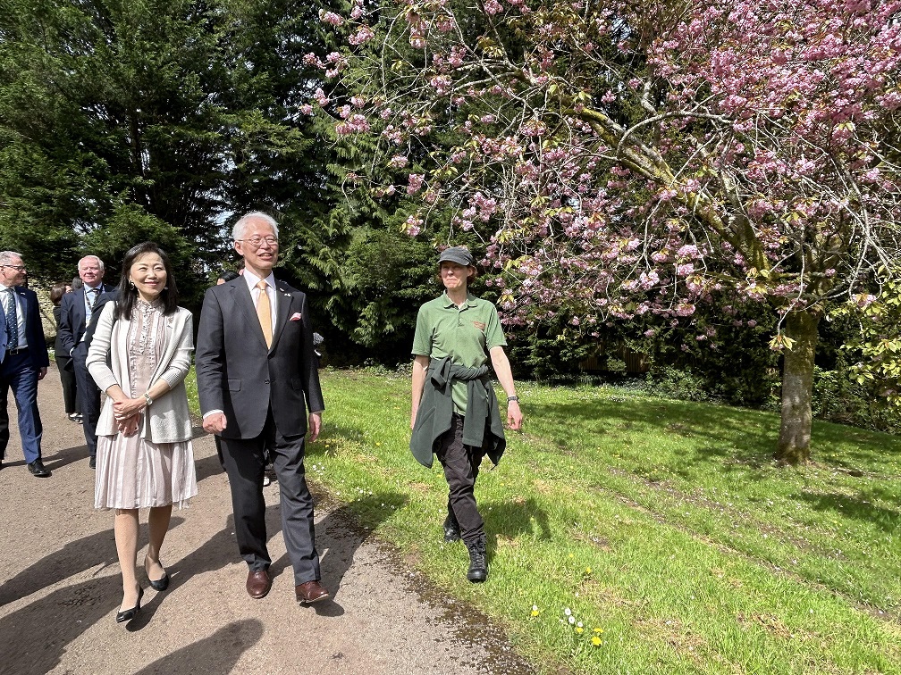 On 12 April, Ambassador Hayashi visited Wales, where he had a meeting @PrifWeinidog, First Minister of Wales. While he was in Wales, a Hanami cherry blossom viewing event was held for the first time @StFagans_Museum. Read more here: uk.emb-japan.go.jp/itpr_en/240412… #JapanUK @JapanUKSakura