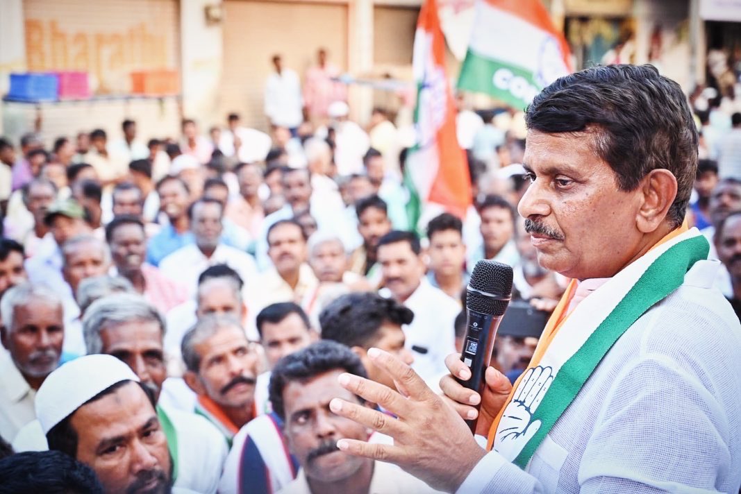 bn_chandrappa's tweet photo. “ಪಾವಗಡದ ವೈ.ಎನ್.ಹೊಸಕೋಟೆಯಲ್ಲಿ ಅಬ್ಬರಿಸುತ್ತಿದೆ ಕಾಂಗ್ರೆಸ್ ಅಲೆ“

ಪಾವಗಡ ವಿಧಾನಸಭಾ ಕ್ಷೇತ್ರದ ವೈ.ಎನ್.ಹೊಸಕೋಟೆಯಲ್ಲಿ ಜನಪ್ರಿಯ ಶಾಸಕ ಶ್ರೀ ಹೆಚ್.ವಿ. ವೆಂಕಟೇಶ್ ಹಾಗೂ ಮಾಜಿ ಸಚಿವ ಶ್ರೀ ವೆಂಕಟರಮಣಪ್ಪ ಅವರೊಂದಿಗೆ ಮತಯಾಚನೆ ಮಾಡಿದ ಸಂದರ್ಭ.

ಮಹಿಳೆಯರ, ರೈತರ, ಯುವಕರ ಹಿತಾಸಕ್ತಿ ಕಾಪಾಡುವ ಕಾಂಗ್ರೆಸ್ ಪಕ್ಷ ಬೆಂಬಲಿಸಿ, ಜನವಿರೋಧಿ ಬಿಜೆಪಿ ಪಕ್ಷವನ್ನು ತಿರಸ್ಕರಿಸಿ, ನನಗೆ ಹೆಚ್ಚಿನ ಮತ ನೀಡಿ ಆಶೀರ್ವಾದ ಮಾಡಬೇಕೆಂದು ಮನವಿ ಮಾಡಿದೆನು.

#Pavagada | #ChitradurgLokSabha2024