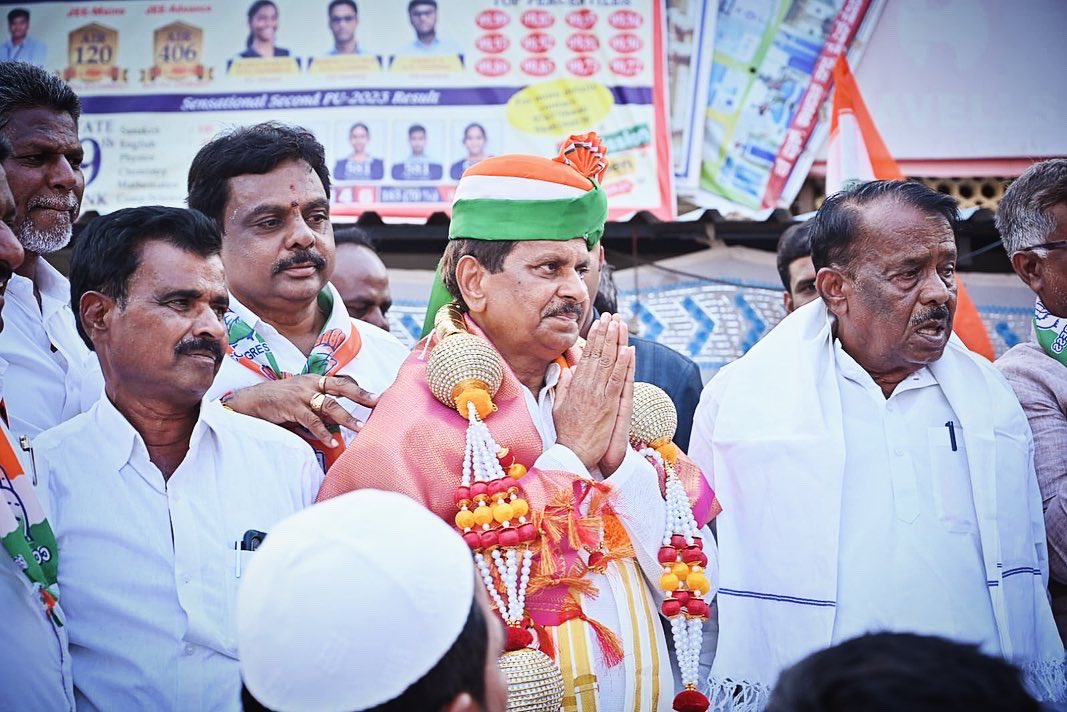 bn_chandrappa's tweet photo. “ಪಾವಗಡದ ವೈ.ಎನ್.ಹೊಸಕೋಟೆಯಲ್ಲಿ ಅಬ್ಬರಿಸುತ್ತಿದೆ ಕಾಂಗ್ರೆಸ್ ಅಲೆ“

ಪಾವಗಡ ವಿಧಾನಸಭಾ ಕ್ಷೇತ್ರದ ವೈ.ಎನ್.ಹೊಸಕೋಟೆಯಲ್ಲಿ ಜನಪ್ರಿಯ ಶಾಸಕ ಶ್ರೀ ಹೆಚ್.ವಿ. ವೆಂಕಟೇಶ್ ಹಾಗೂ ಮಾಜಿ ಸಚಿವ ಶ್ರೀ ವೆಂಕಟರಮಣಪ್ಪ ಅವರೊಂದಿಗೆ ಮತಯಾಚನೆ ಮಾಡಿದ ಸಂದರ್ಭ.

ಮಹಿಳೆಯರ, ರೈತರ, ಯುವಕರ ಹಿತಾಸಕ್ತಿ ಕಾಪಾಡುವ ಕಾಂಗ್ರೆಸ್ ಪಕ್ಷ ಬೆಂಬಲಿಸಿ, ಜನವಿರೋಧಿ ಬಿಜೆಪಿ ಪಕ್ಷವನ್ನು ತಿರಸ್ಕರಿಸಿ, ನನಗೆ ಹೆಚ್ಚಿನ ಮತ ನೀಡಿ ಆಶೀರ್ವಾದ ಮಾಡಬೇಕೆಂದು ಮನವಿ ಮಾಡಿದೆನು.

#Pavagada | #ChitradurgLokSabha2024