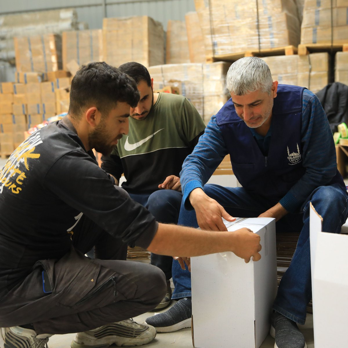 🔴 #GAZA | Il lavoro del nostro staff a Gaza, è continuato anche nei giorni di Ramadan e dell’Eid.

Qui il nostro team stava preparando i pacchi alimentari di Zakat al Fitr, per più di 200 famiglie.

Grazie per il vostro continuo sostegno 💙