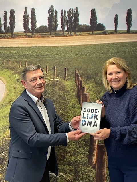 Vandaag mocht ik van mijn dorpsgenoot Sjef Leenen uit Eys het eerste exemplaar van zijn inmiddels vierde boek ‘Dodelijk DNA’ in ontvangst nemen. Een thriller waarin DNA-onderzoek, De Grote Treinroof en de Stasi in Zuid-Limburg samenkomen. Aanstaande vrijdag komt het boek uit.