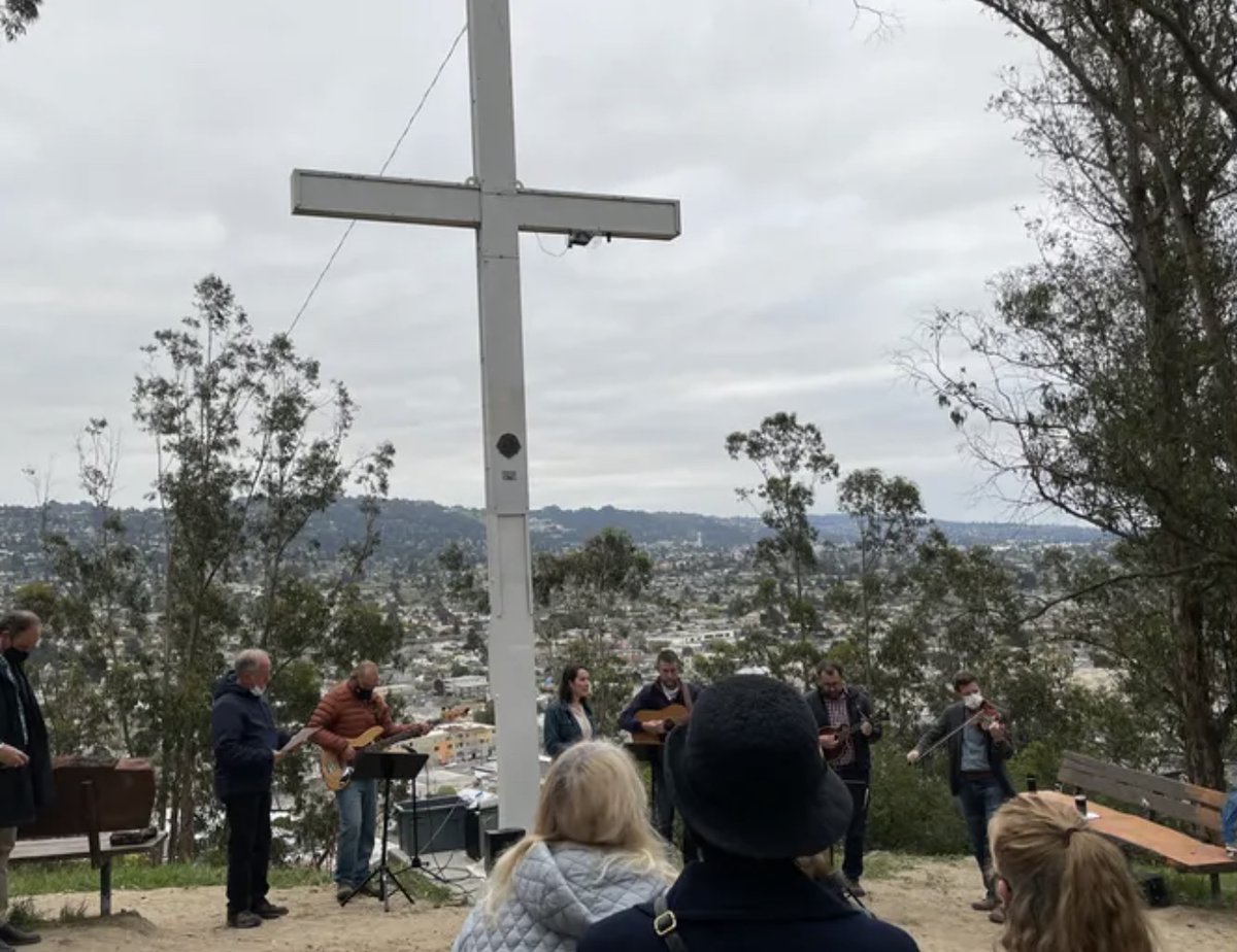 Albany, California removed this cross in 2023 after a judge ruled its presence violated Constitution. The then-mayor of Albany, Aaron Tiedmann, celebrated the cross's removal as making the city more 'accpeting.' The @PacificJustice Institute is defending the Albany Lions…