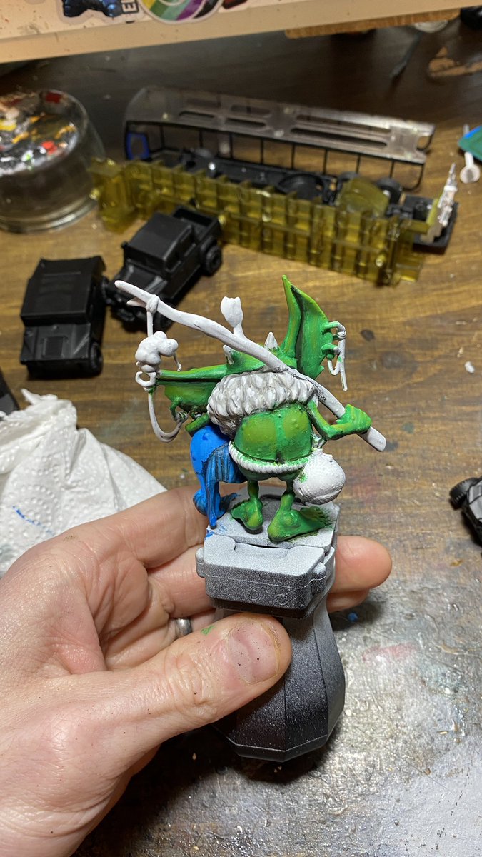 As today is my day off, as mandated by @whitesharkgamingstudios, I got started on this cheeky chappy by @Sughammer and I love him! Lots of flat spaces to try and re-learn how layering works again! Not a drop of contrast here! 😱😱😱