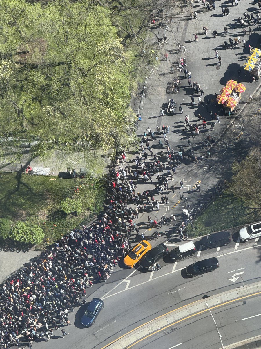 🚨Illegal future @JoeBiden voters are marching through the streets of #NYC towards City Hall to protest their relocation from upscale hotels to shelters. 😂🩴🇺🇸 This is bad. #Invaders