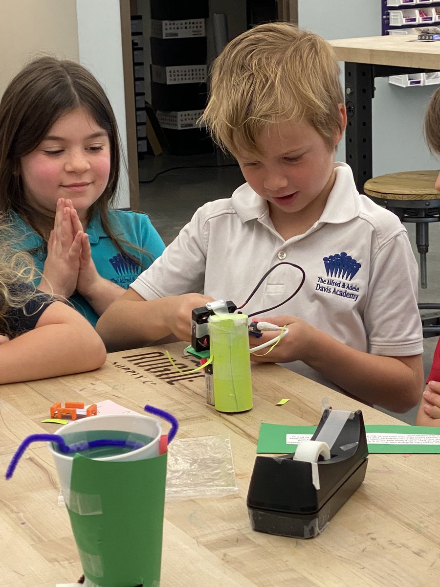 21stStacy's tweet image. Studying animal habitats and working in teams to complete engineering challenges with littleBits @Davis_Academy @littleBits #davis2