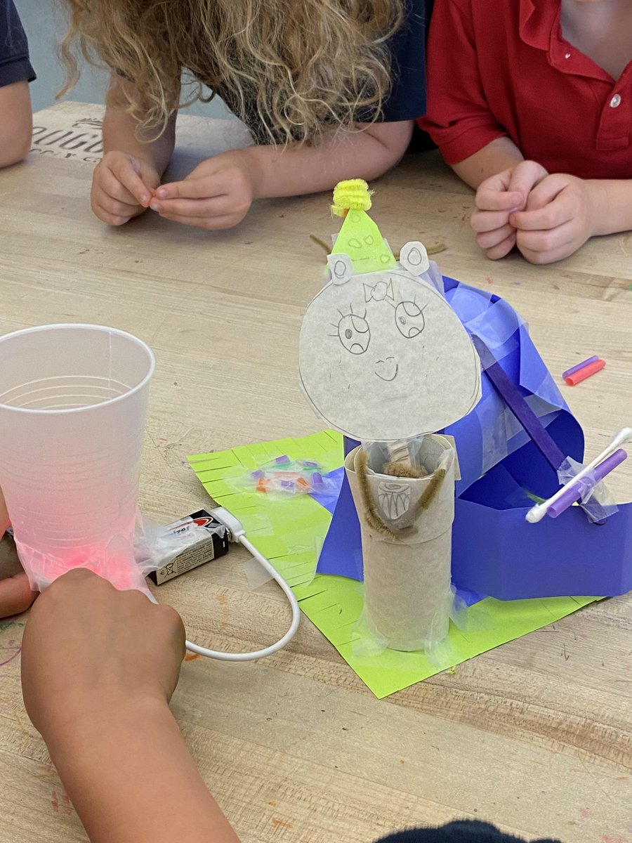 21stStacy's tweet image. Studying animal habitats and working in teams to complete engineering challenges with littleBits @Davis_Academy @littleBits #davis2