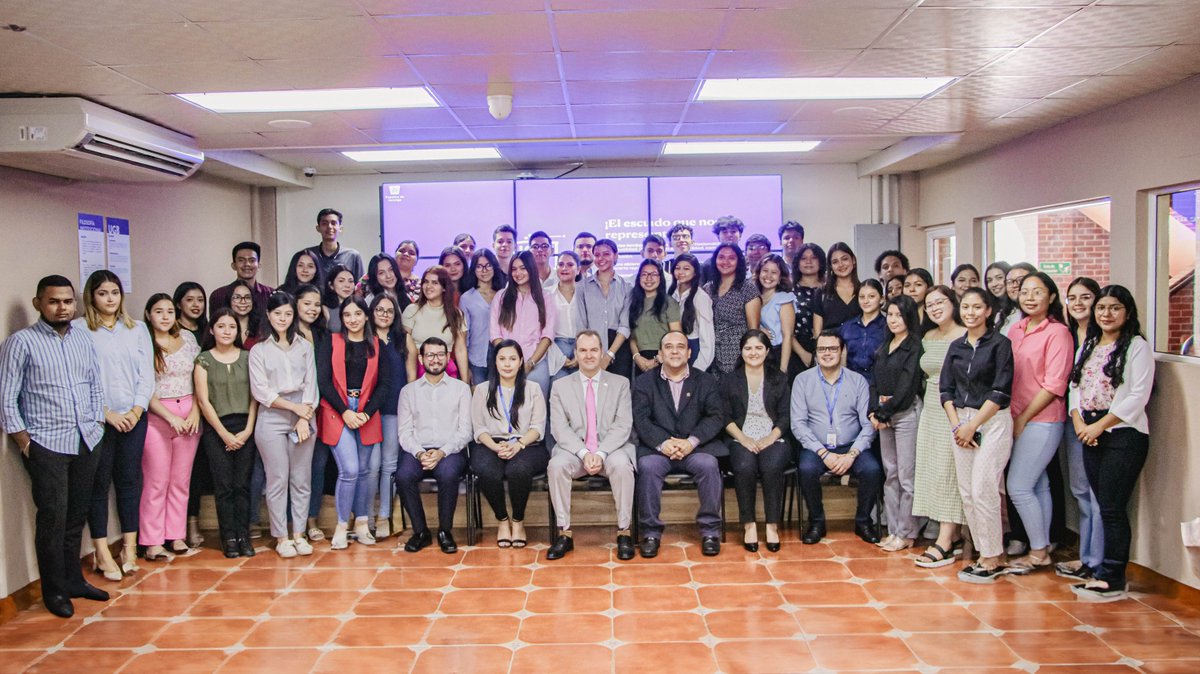 El Embajador @DavidLelliottUK del Reino Unido en El Salvador compartió su experiencia diplomática con nuestros estudiantes de Derecho y Relaciones Internacionales en una charla enriquecedora. Más👉bit.ly/3Q3gSFY #Movilidad