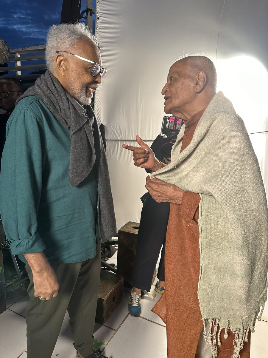 Gil conversando com Satish Kumar, ambientalista indiano e representante da reforma agrária na Índia. O que será que rolou neste papo?

#EquipeGil 

📷: @Floragil2222