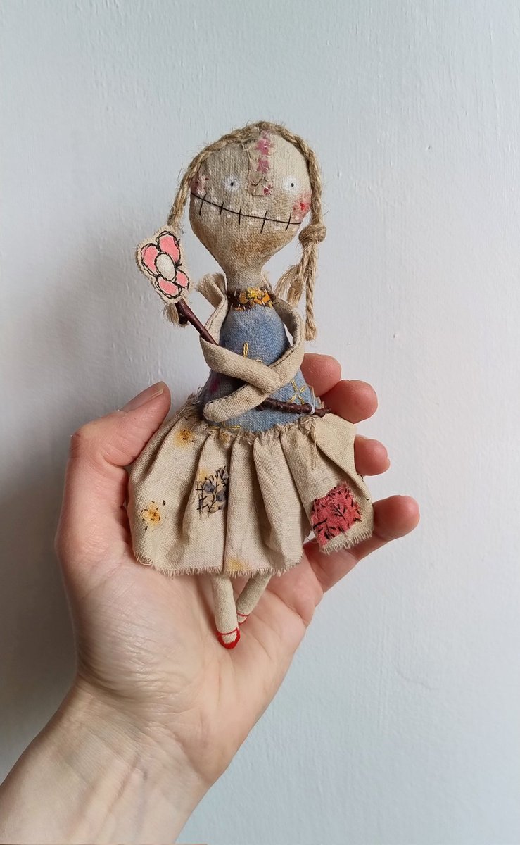 pink-flower-girl A wee cutie made from fabric stained in coffee. She is inspired by folk art dolls and designed to look perfectly imperfect. littlebirdofparadise.bigcartel.com/product/pink-f… #MHHSBD #CraftBizParty